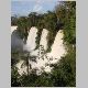 16. een indrukwekkende reeks watervallen in een prachtige groene omgeving.JPG